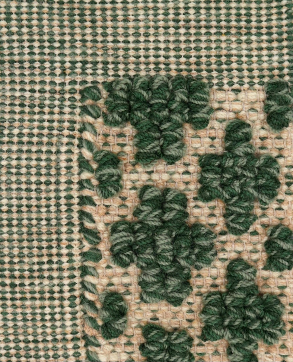 <p>Mini Flower in Bouclé with Single Weave Frame, base cream 6023, 03; flower green mix 1025, CH017, 4011; frame in mix of 6023, 03/  1025, CH017, 4011 on the natural yarn</p>