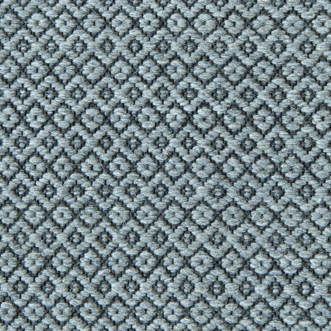 <p>Double Rosepath, main grey 04, inside dark grey 05 on the black yarn</p>