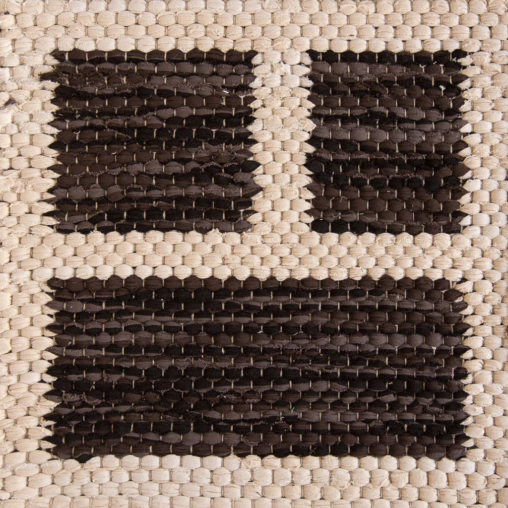 <p>Double Weave CORNICI, squares black mix 162, 178, 167, frame off-white mix 104, 105 on the natural yarn</p>