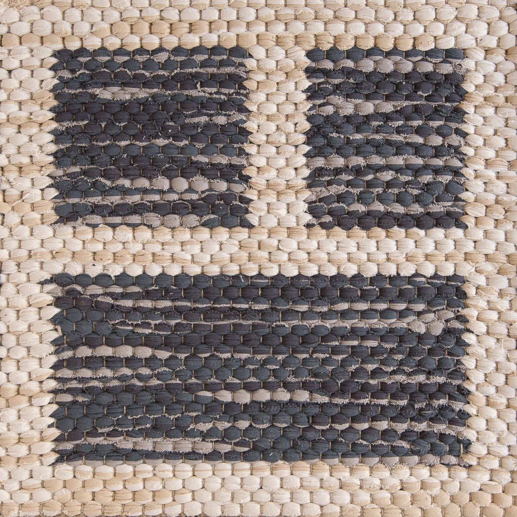 <p>Double Weave CORNICI, squares blue mix 127, 159, 169, frame off-white mix 101, 102, 216 on the natural yarn</p>