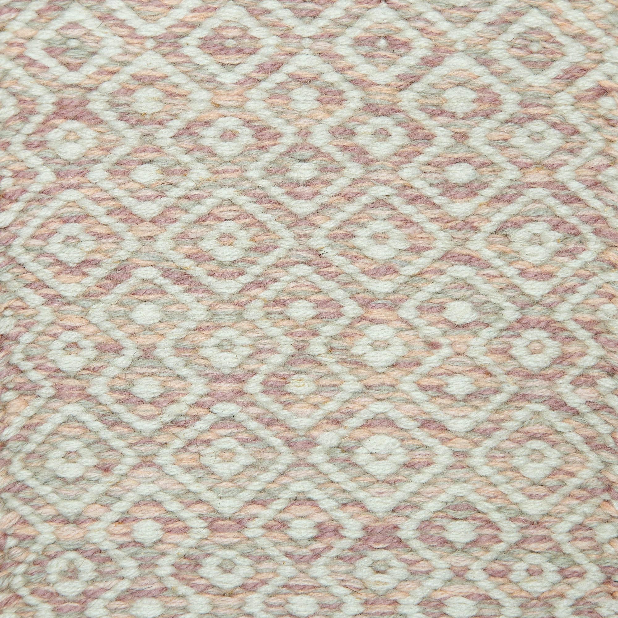 <p>Irregular Dual Diamond Twill, 1 row -  light pink mix CH1212, 3001, 3016, 1002, 2 row -  white 1023 on the natural yarn</p>