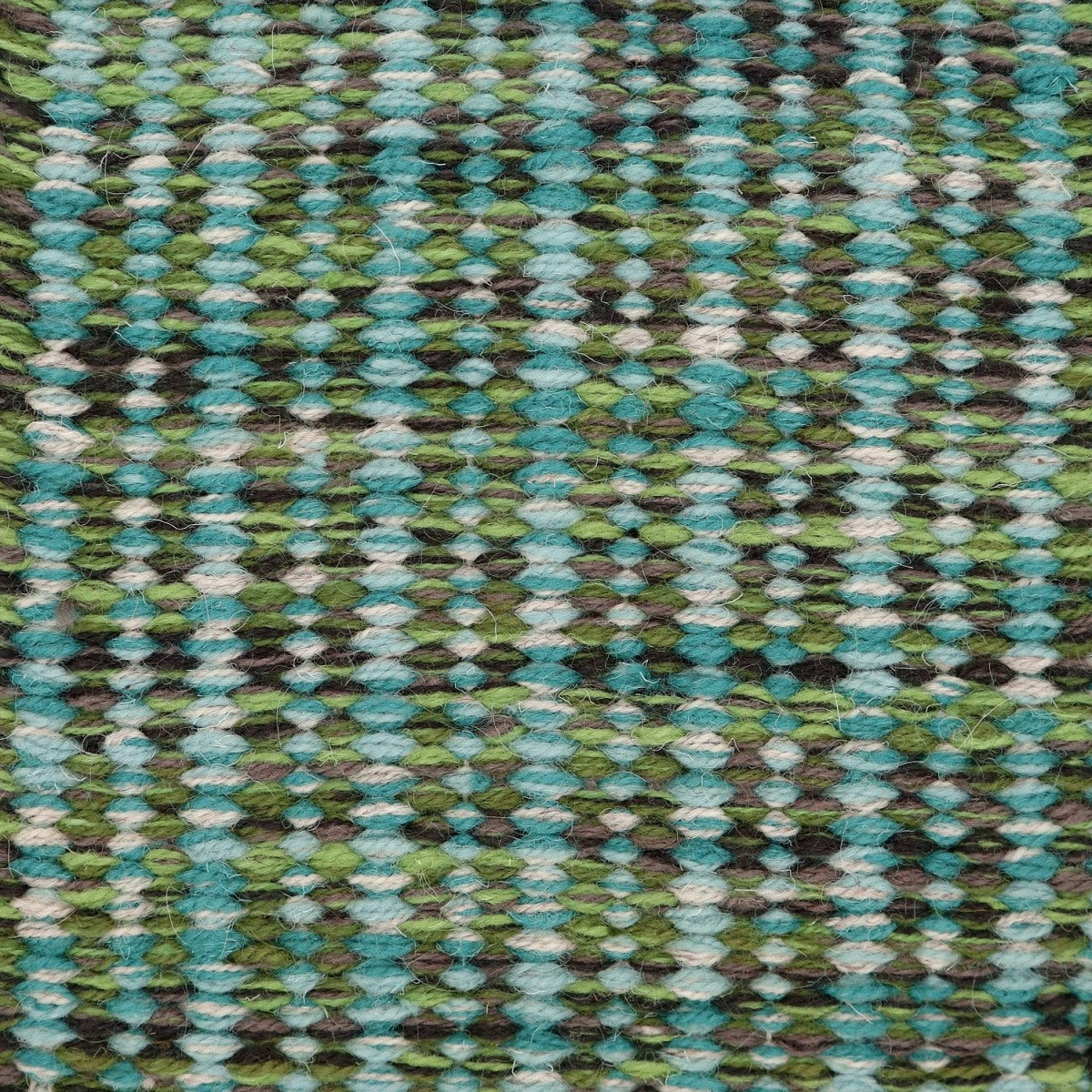 <p>Irregular Draell, row 1 - light blue mix CH050, CH4400, 12, row 2 - green mix CH015, 4004, 6020, 1007 on the natural yarn</p>