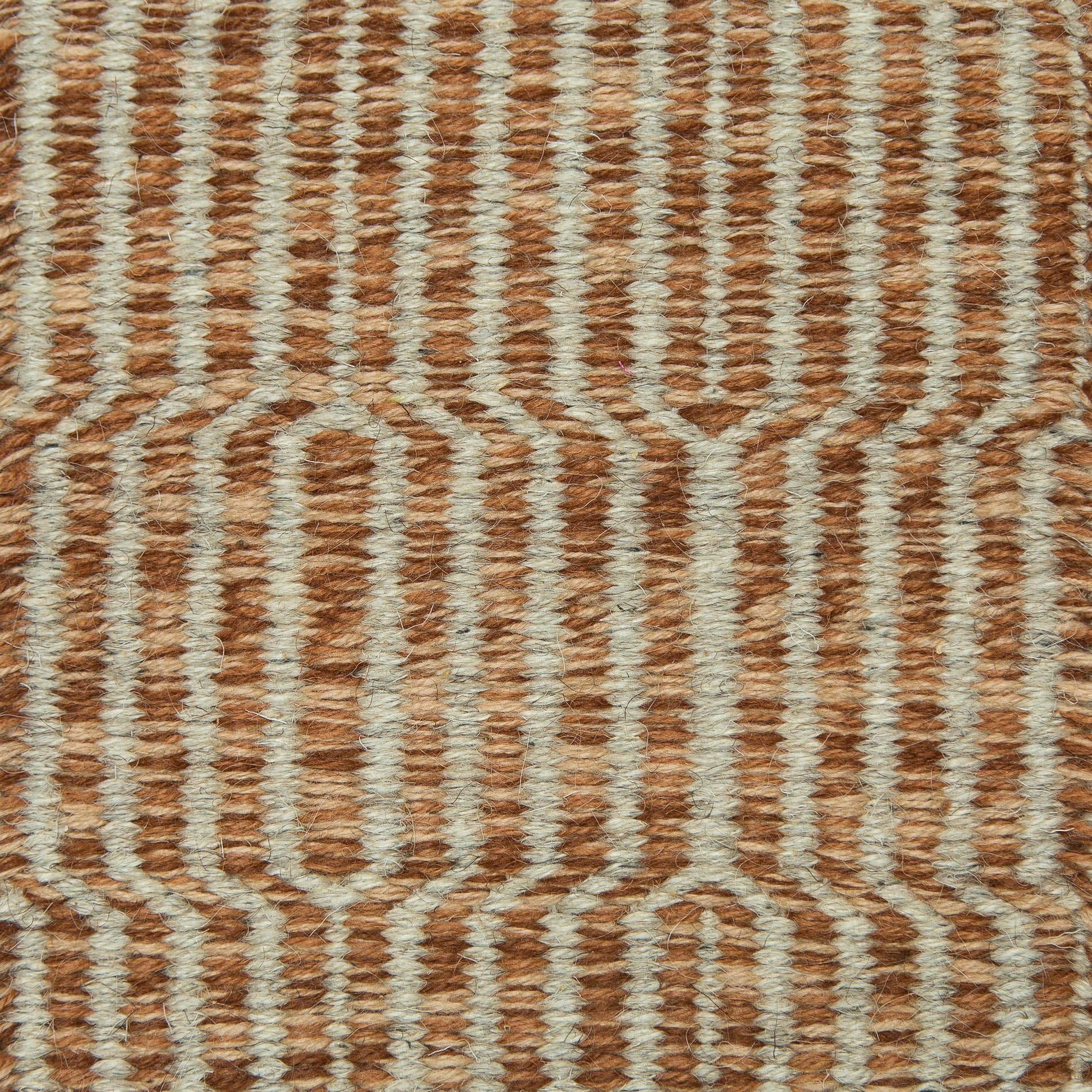 <p>Jazz, 1 row - beige 12, 2 row - brown mix 6002, 6008, 6026 on the natural yarn</p>