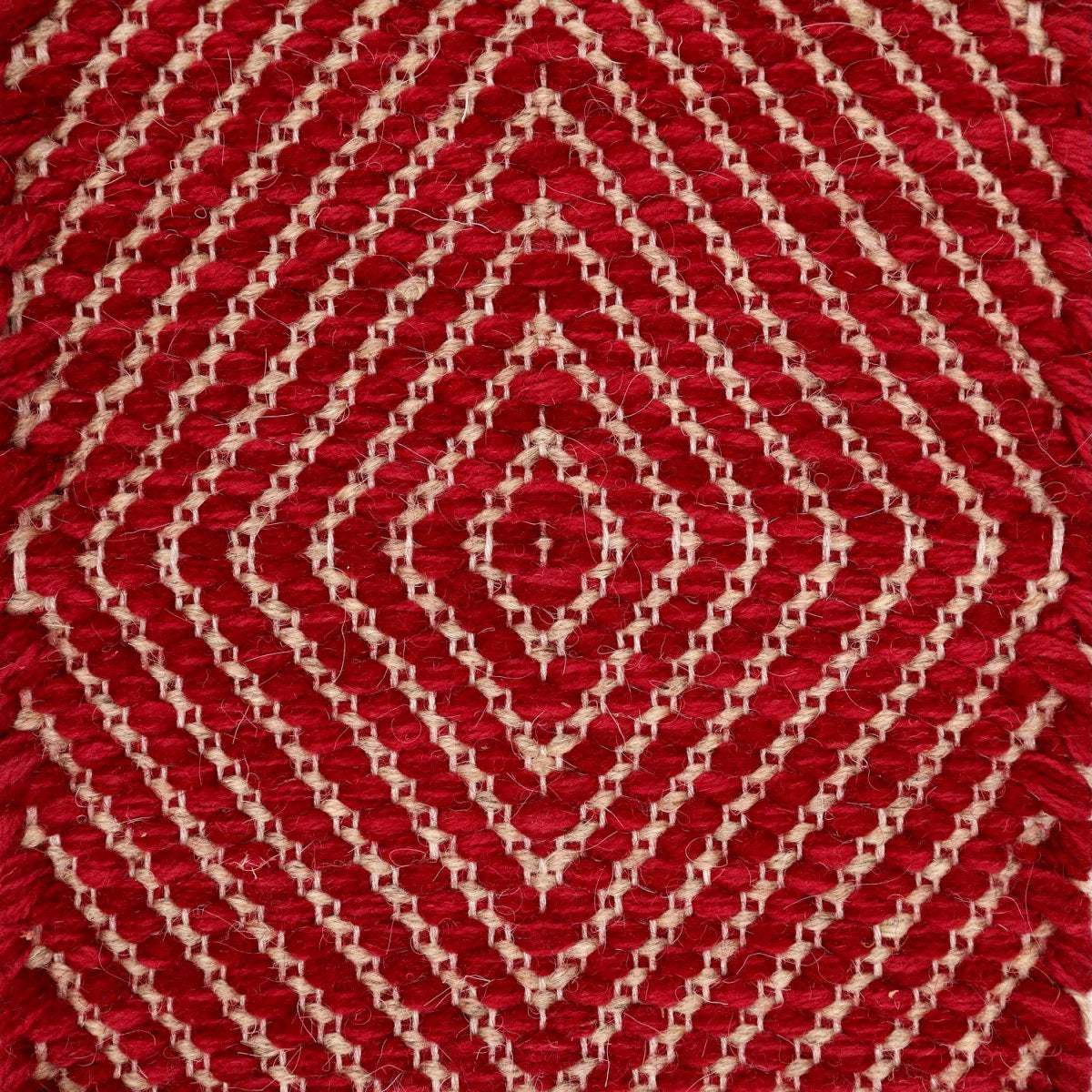 <p>Large Dual Diamond Twill, main red mix 3015, 3011, inside beige 02 on the natural yarn</p>