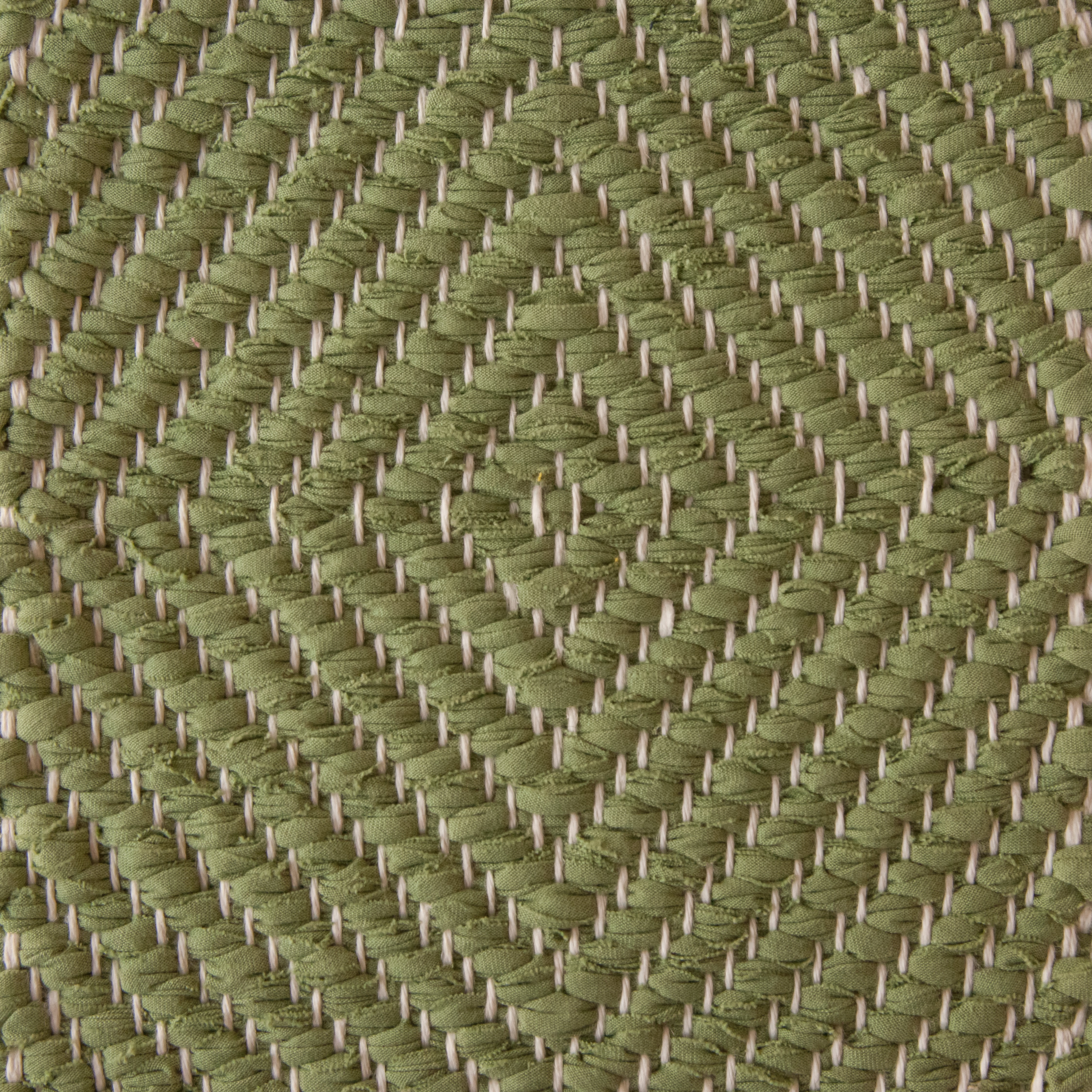 <p>Large Diamond Twill, green 423 on the white yarn</p>