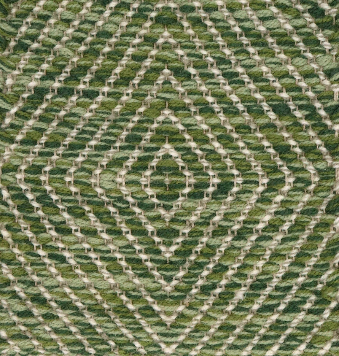 <p>Large Dual Diamond Twill, main green mix CH015, 4015, 4011; inside white mix CH044, 1011 on the natural yarn</p>