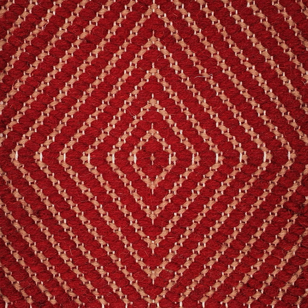 <p>Large Dual Diamond Twill, main red 3015, inside light brown 6010 on the natural yarn</p>