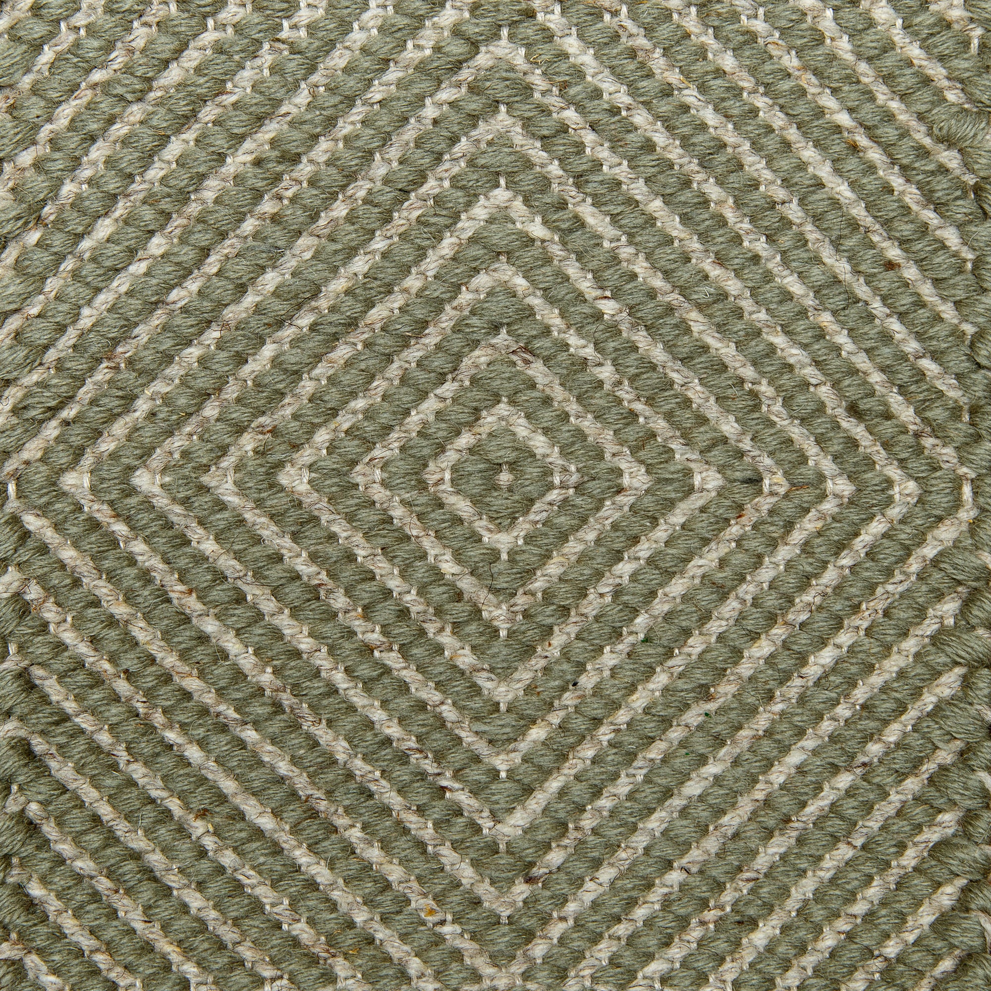 <p>Large Dual Diamond Twill, main green 1025, inside light grey 12 on the natural yarn</p>