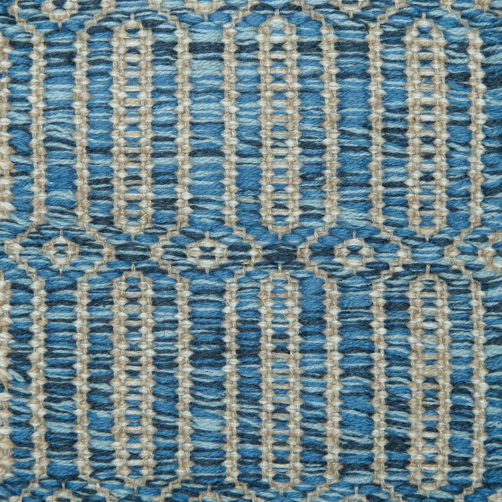 <p>Big Columns, main blue mix 5012, 5021, 504, inside grey mix 1008, 1023, 6040 on the natural yarn</p>