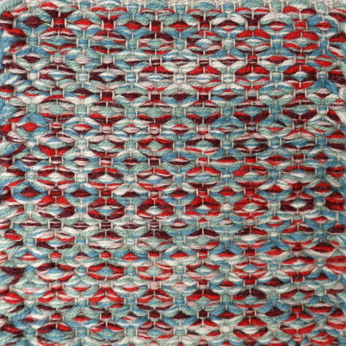 <p>Merezhka, 1 row - blue mix 8200, 8015, CH1207, 2 row - red mix 8200, 1024, 8153, CH5226 on the natural yarn</p>