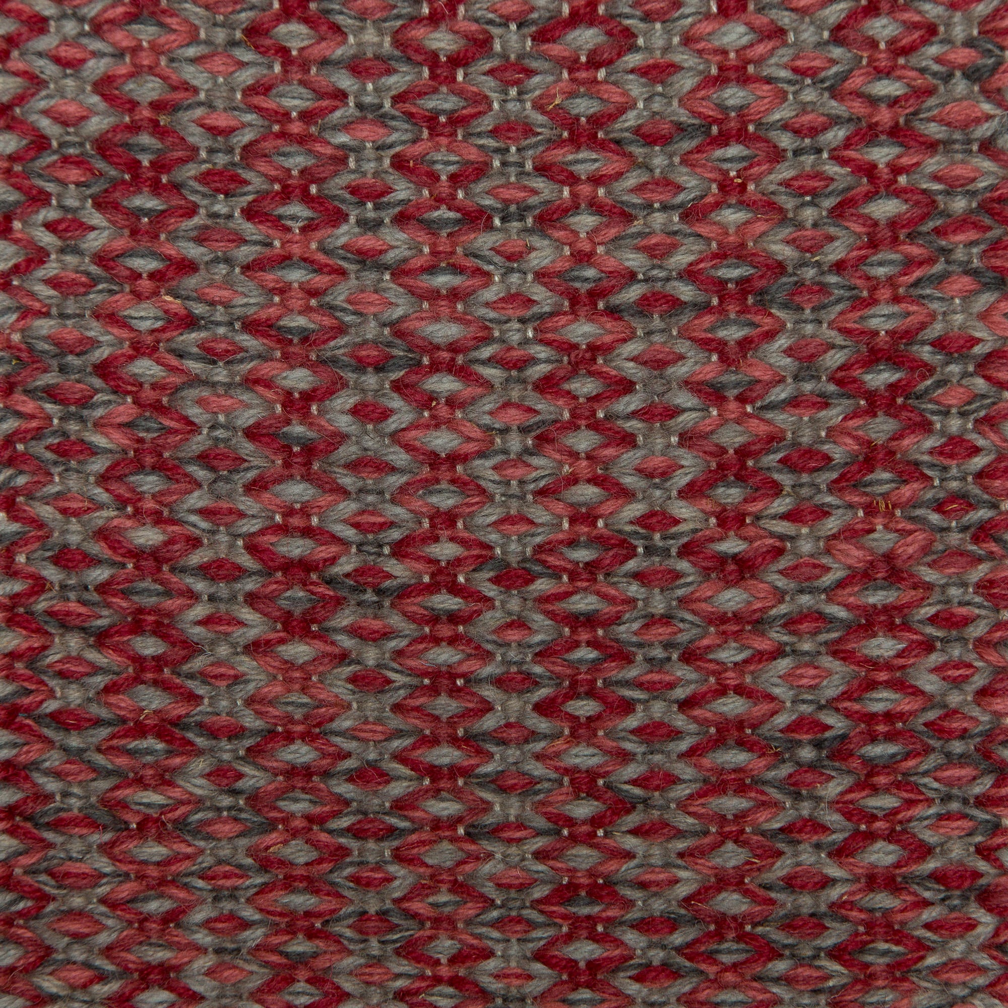 <p>Merezhka, 1 row - red mix 3010, 3011, 6037, 2 row - grey mix CH1420 1005, 1014, 1021 on the natural yarn</p>