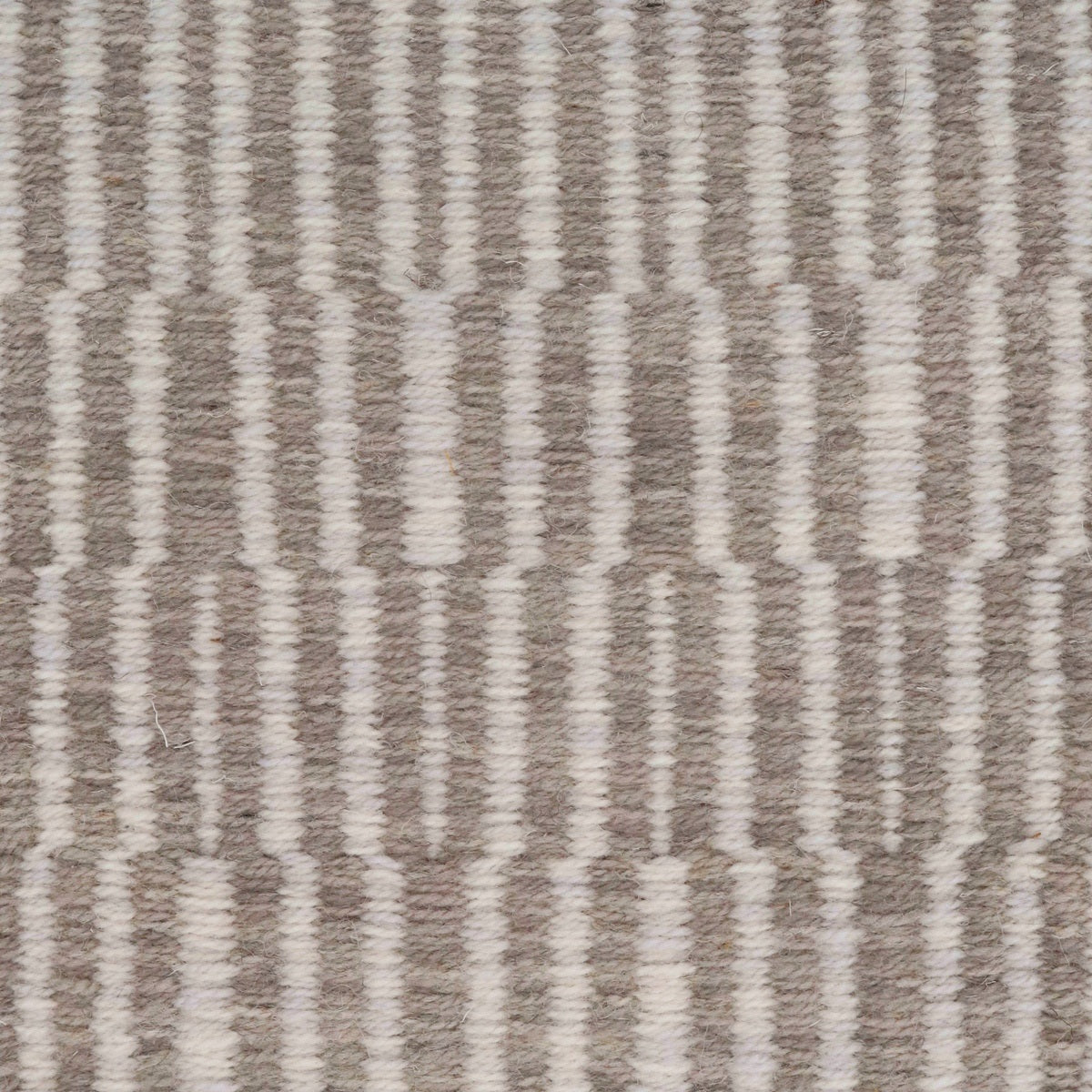 <p>Metropolis, 1 row - beige mix 12, CH1207, ST1011, 1008, 2 row - white mix 1023, CH044 on the natural yarn</p>