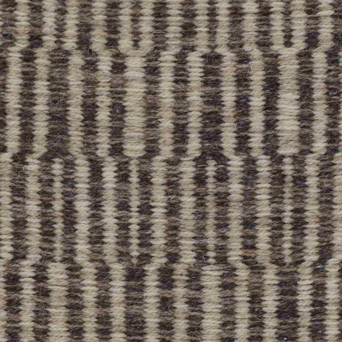 <p>Metropolis, row 1 beige - 02, 17, row 2 light beige - 07, 03 on the natural yarn</p>
