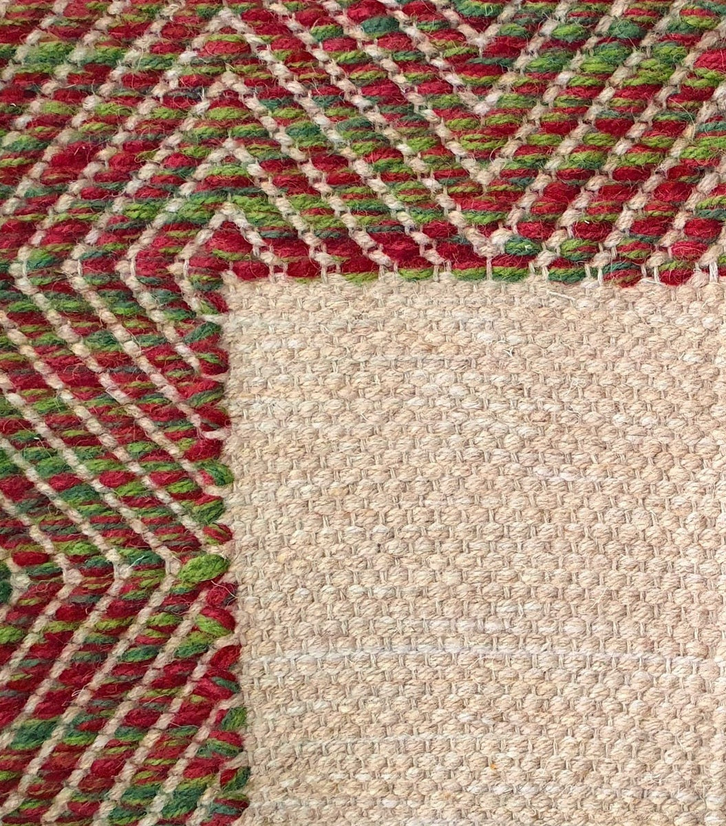 <p>Milano Frame in Big Dual Diamond Twill, base beige mix 03, 6040, 1008, diamond-bouclé green-red mix 3011, 3015, CH015, 4011 on the natural yarn</p>