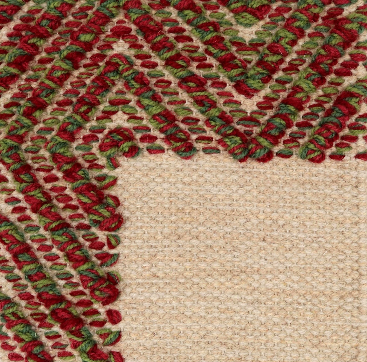 <p>Milano Frame in Big Dual Diamond Twill with Bouclé, base beige mix 03, 6040, 1008, diamond-bouclé green-red mix 3011, 3015, CH015, 4011 on the natural yarn</p>