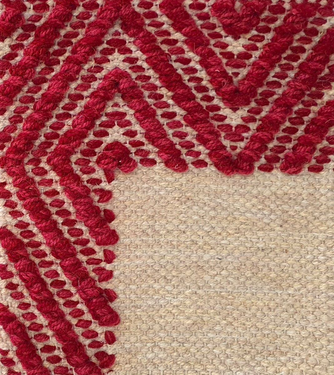 <p>Milano Frame in Big Dual Diamond Twill with Bouclé, base beige mix 03, 6040, 1008, diamond-bouclé red mix 3011, 3015 on the natural yarn</p>
