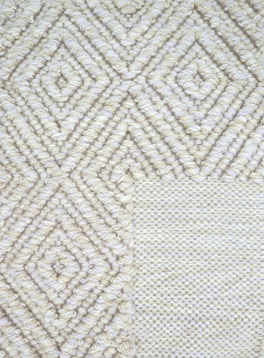 <p>Milano Frame in Bouclé in Big Dual Diamond Twill, white mix CH044, 6023, 1023 on the natural yarn</p>