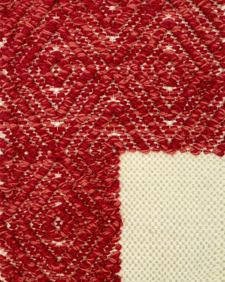 <p>Milano Frame with Bouclé in Big Dual Diamond Twill, base - white mix of 06 (50%), CH044 (50%), frame with Bouclé in Big Dual Diamond Twill in red mix 8197 (30%), 6037 (70%) on the natural yarn</p>