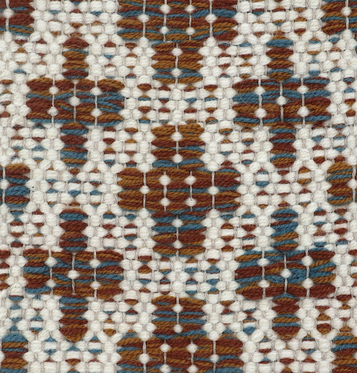 <p>Mini Flower, base cream CH044, 06, cross in mix of 6002, CH018, 8015 on the natural yarn</p>