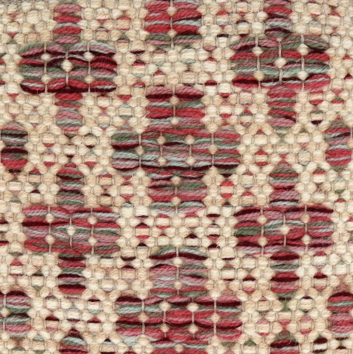<p>Mini Flower, base cream mix 07, 06, cross in mix CH1212, CH5226, 3010, 1025, 8216 on the natural yarn</p>