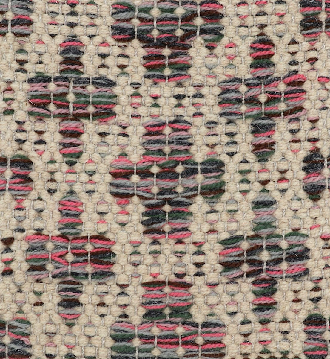 <p>Mini Flower, base in beige 07, cross in mix of 05, 4011, 1009, CH048, CH1212, CH4225 on the natural yarn</p>