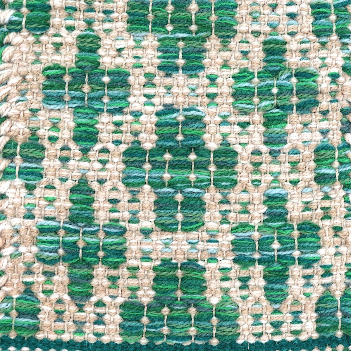 <p>Mini Flower, base in beige mix 1008, 1023, 6040, cross in green mix 4006, 4007, 4008, 4005, CH3424, CH050, 5008, 5012, stripe in the end 5008 on the natural yarn</p>