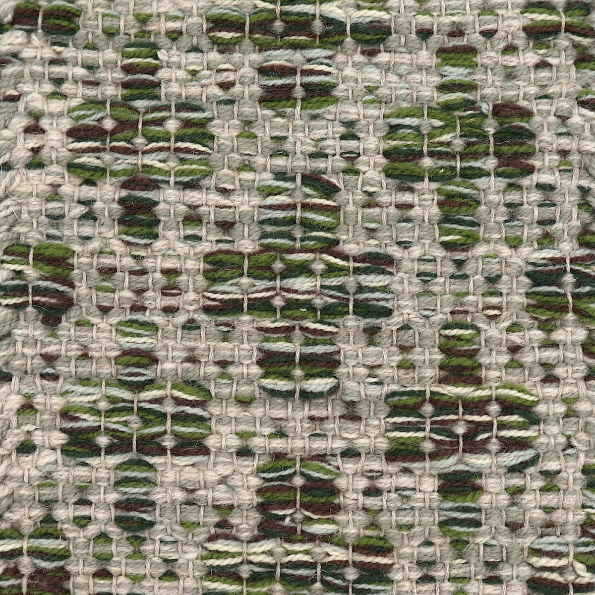 <p>Mini Flower, base in grey mix 12, 1011, cross in mix of CH017, CH033, CH015, CH1014, 6005 on the natural yarn</p>