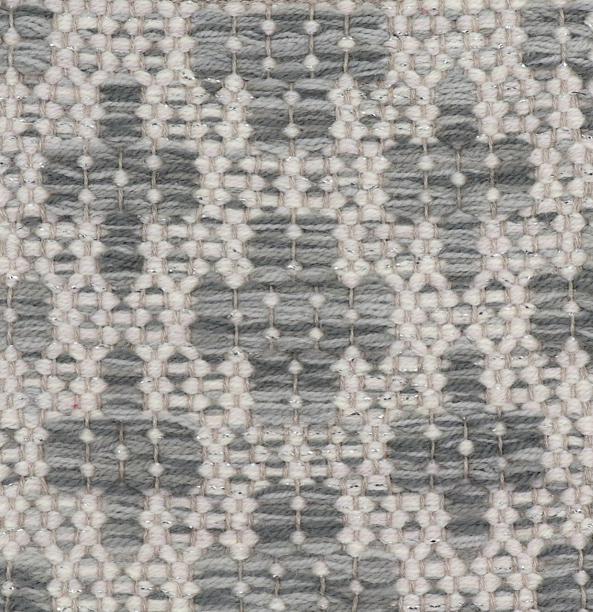 <p>Mini Flower, base in white mix 1023, CH044, CH044 witn silver metallic effects, cross in grey mix 1009, 1002, 062 on the natural yarn</p>