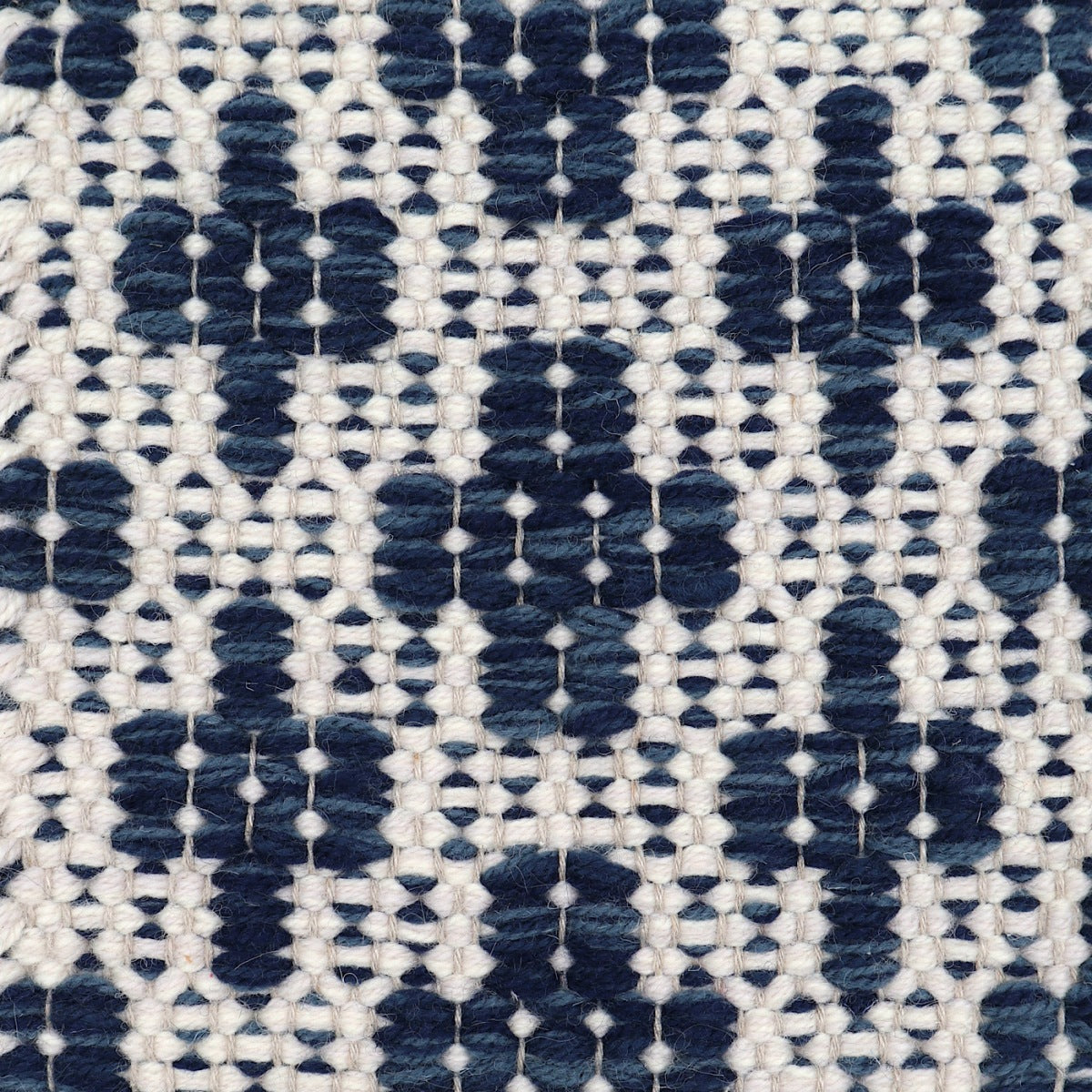 <p>Mini Flower, base white 1023, CH044, cross in dark blue mix 8603, CH014, 5027 on the natural yarn</p>