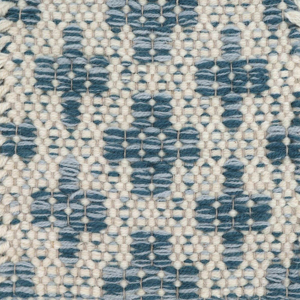 <p>Mini Flower, base white mix 06, CH044, cross light blue CH054, 8015 on the natural yarn</p>