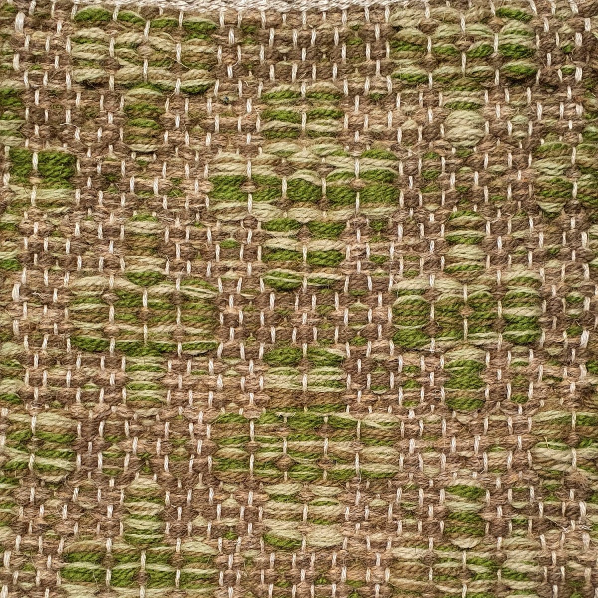 <p>Mini Flower, cross in green mix CH015, 8197, 4012, 4015, Base in beige mix 6017, 02 on the natural yarn</p>