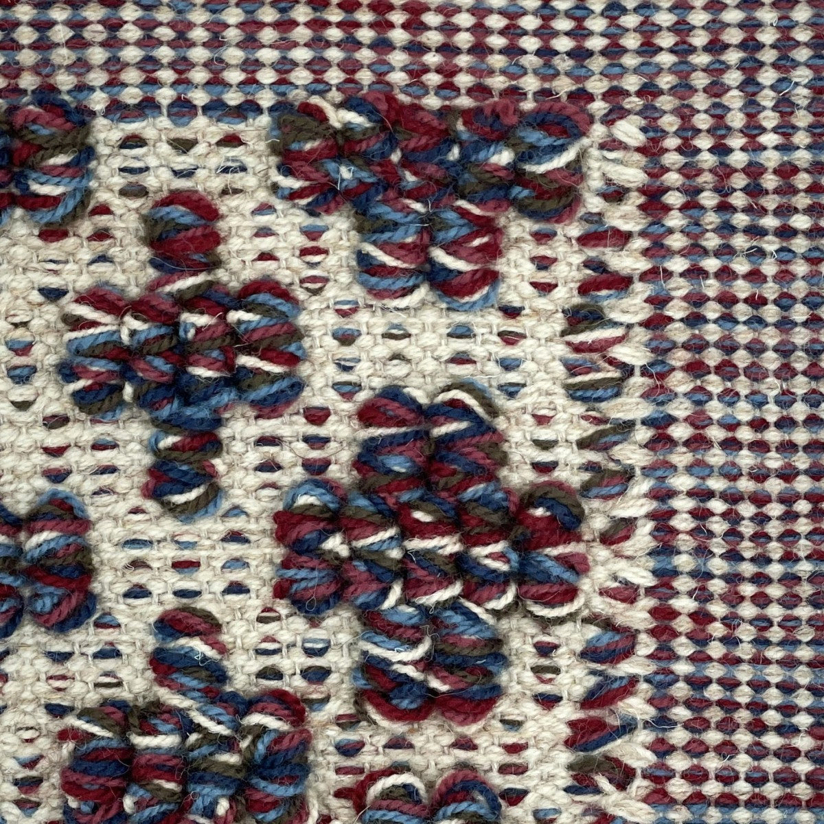 <p>Mini Flower in Boucle with Single Weave Frame, flower in bouclé in mix CH5226, 3015, 3011, 6037, 3009, 5021, 5027, 07, CH4326, base beige 6023, 03 on the natural yarn</p>