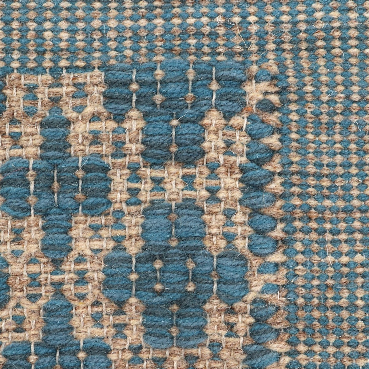 <p>Mini Flower with Single Weave Frame, base beige mix 02, 03, flower 8008, 504, 8602 on the natural yarn</p>