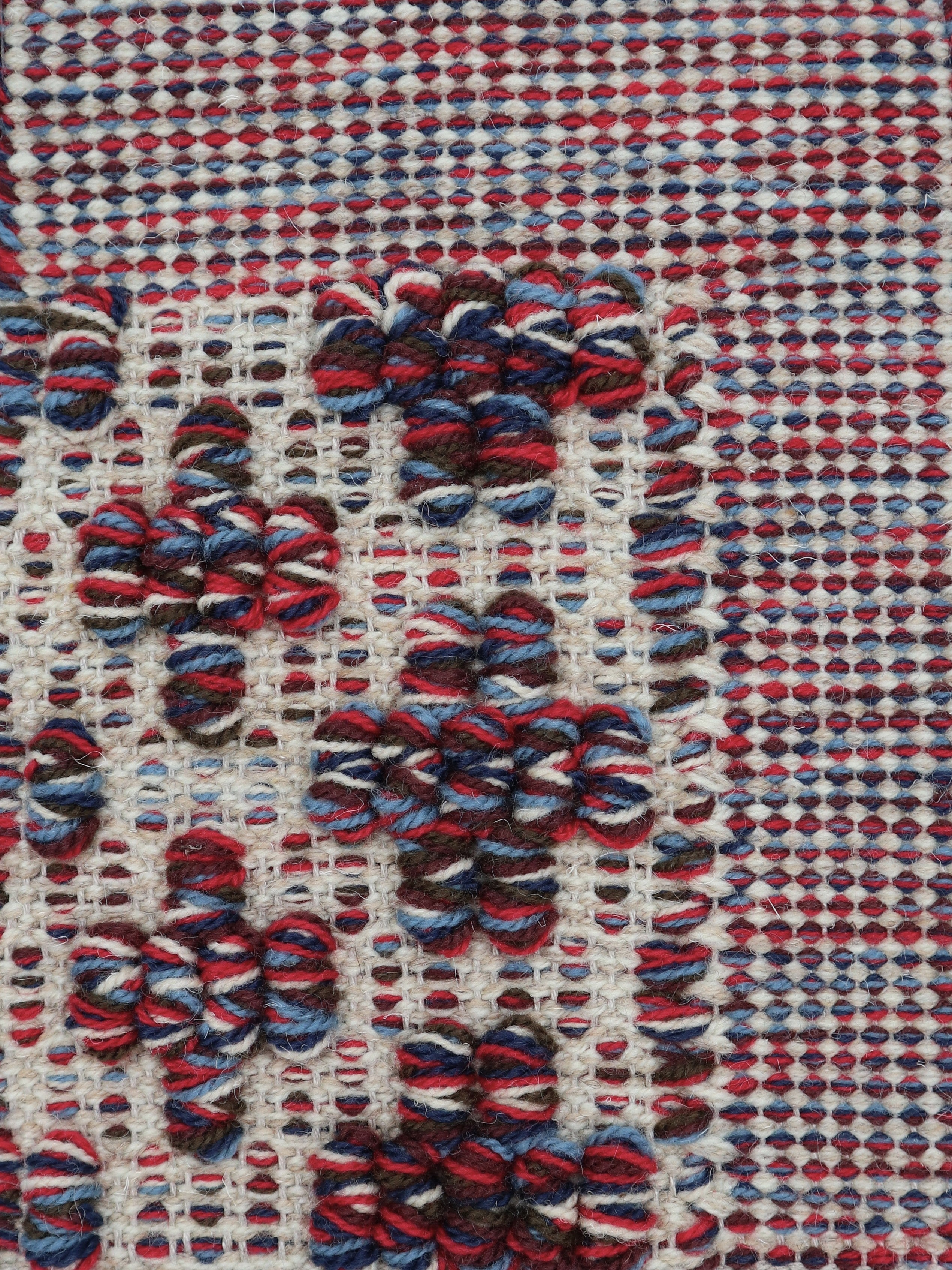 <p>Mini Flower in Boucle with Single Weave Frame, base beige 6023, 03, flower in bouclé in mix CH5226, 3009, 5021, 5027, 07, CH4326, warp - natural linen</p>