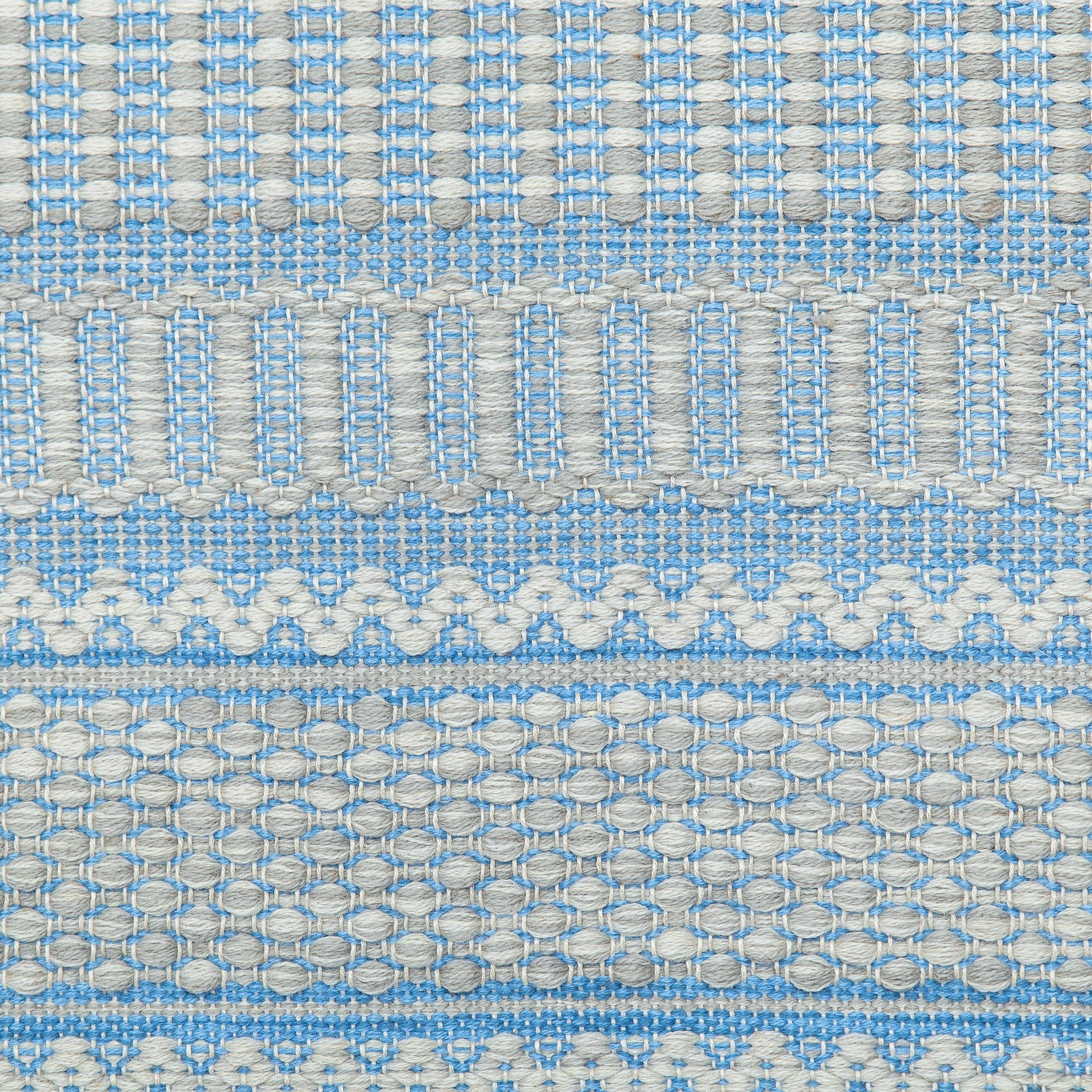 <p>Mountain Fantasy in different techniques (Dual Zig Zag), main light grey mix 1002, 1009, inside light blue mix 5001, 5021 on the natural yarn</p>