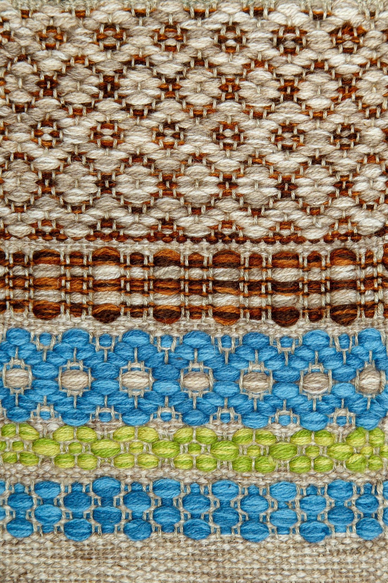 <p>Mountain Fantasy in different techniques (Rosepath), main beige mix 1008, 1024, 1014, inside terracotta mix 6008, 6002, 6005, green mix 4009, 4003, blue mix 5017, 5021 on the natural yarn</p>