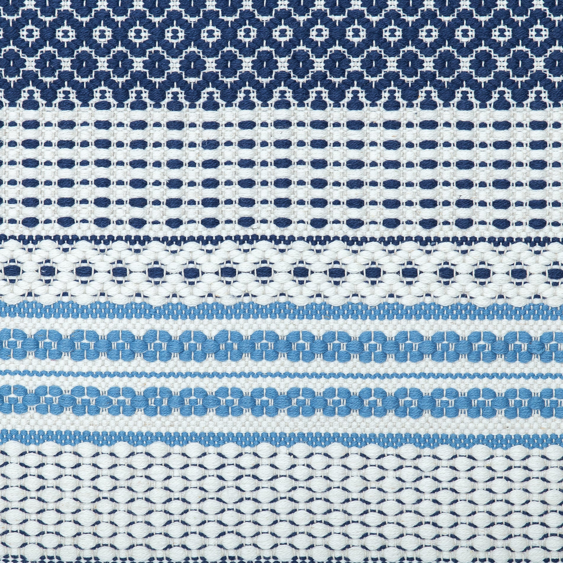 <p>Mountain fantasy in different techniques (Rosepath), main blue 5027, inside white 1023, light blue 5021 on the natural yarn</p>