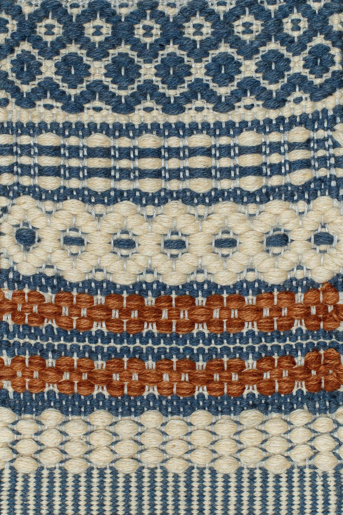 <p>Mountain Fantasy in different techniques (Rosepath), main blue mix 504, 262, inside white mix 1023, 6023, section in tobacco mix 6002, 6008 on the natural yarn</p>