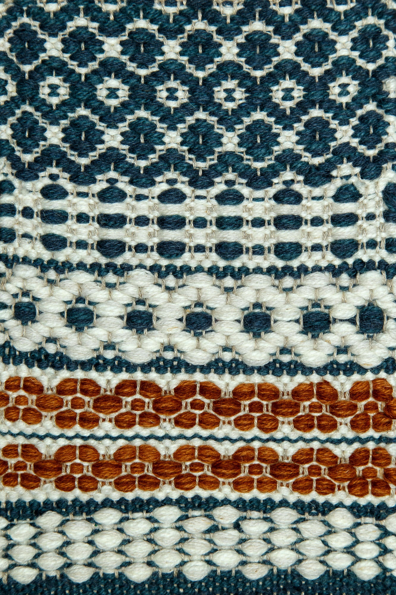 <p>Mountain Fantasy in different techniques (Rosepath), main blue mix CH3424, 504, inside white 1023, CH044, terracotta 6008, 6002 on the natural yarn</p>
