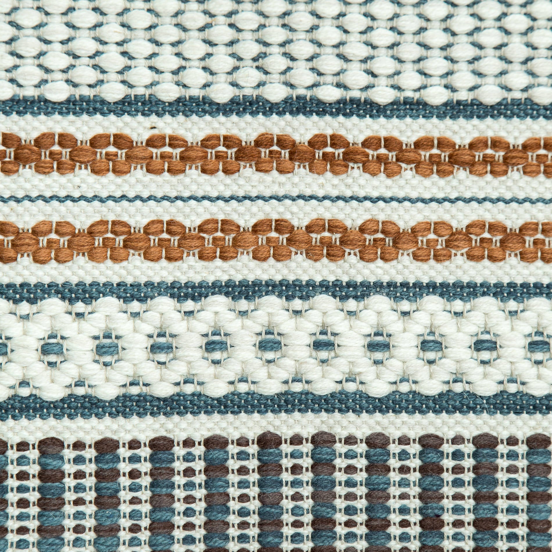 <p>Mountain Fantasy in different techniques (Rosepath), main blue mix CH3424, 504, inside white 1023, CH044, terracotta mix 6008, 6002, plum mix 228, 333 on the natural yarn</p>