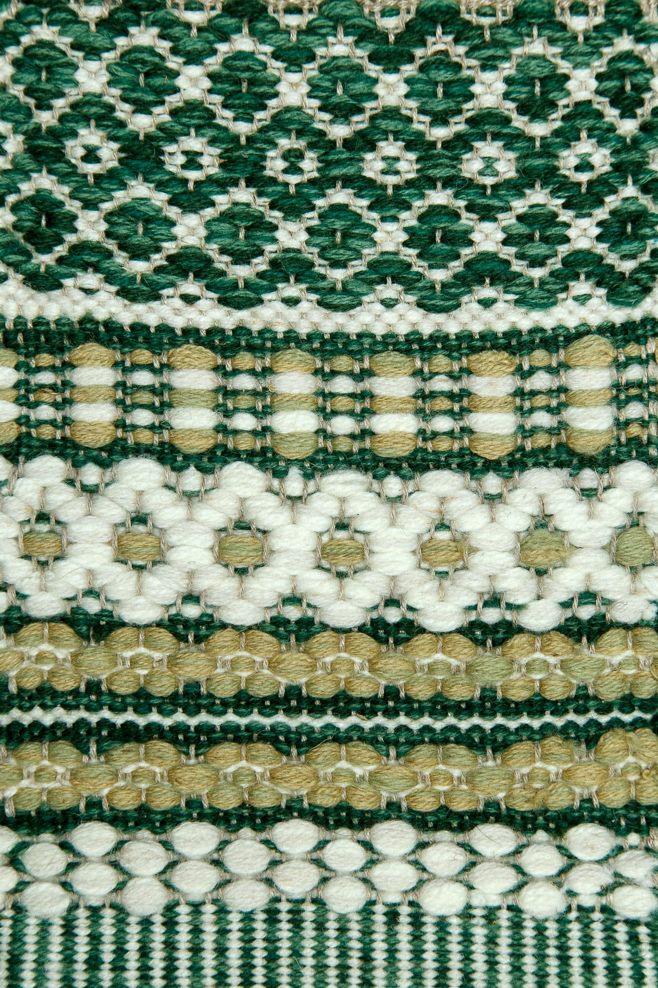 <p>Mountain fantasy in different techniques (Rosepath), main green mix 4006, 4007, 4011, inside white mix 1023, CH044, green-yellow mix 4012, 4015 on the natural yarn</p>