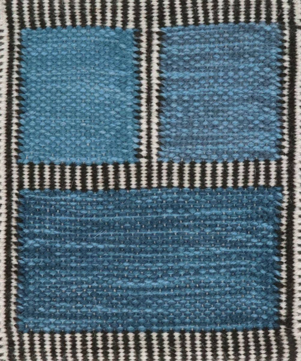 <p><meta charset="UTF-8"><a id="fancybox-right"></a><span id="fancybox-right-ico" class="fancy-ico"></span></p>
<div class="fancybox-title-inside" id="fancybox-title">
<meta charset="UTF-8">
<meta charset="UTF-8">
<span>PIETRA Flat French Blue created by Ami Katz, sq 1- 5001, 5021, 8603 (х2) , sq 2 - 5001, 5010, 8029 (х2), sq 3 - 5001, 5010, 5021 (х2), frames - black CH7878, white 1022 on the natural yarn</span><br>
</div>