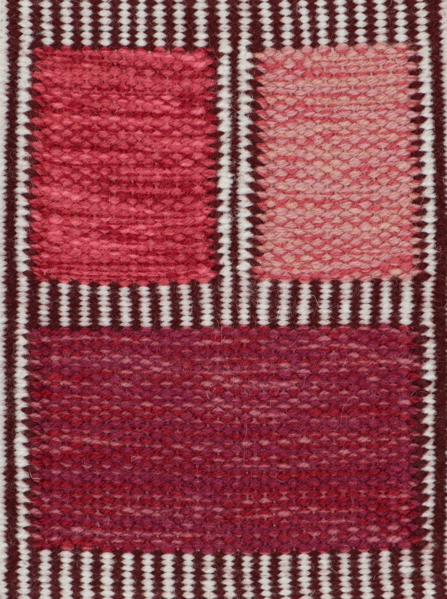 <p><meta charset="UTF-8"><a id="fancybox-right"></a><span class="fancy-ico" id="fancybox-right-ico"></span></p>
<div id="fancybox-title" class="fancybox-title-inside">
<meta charset="UTF-8">
<span>PIETRA PINK Flat by Ami Katz. sq 1 - magenta 6037, 7004, 8164; sq 2 - light pink CH1212, 8108, 3010; sq 3 - peony 3003, 3010, 6037; frames in burgundy CH5226, beige 1022 on the natural yarn</span><br>
</div>