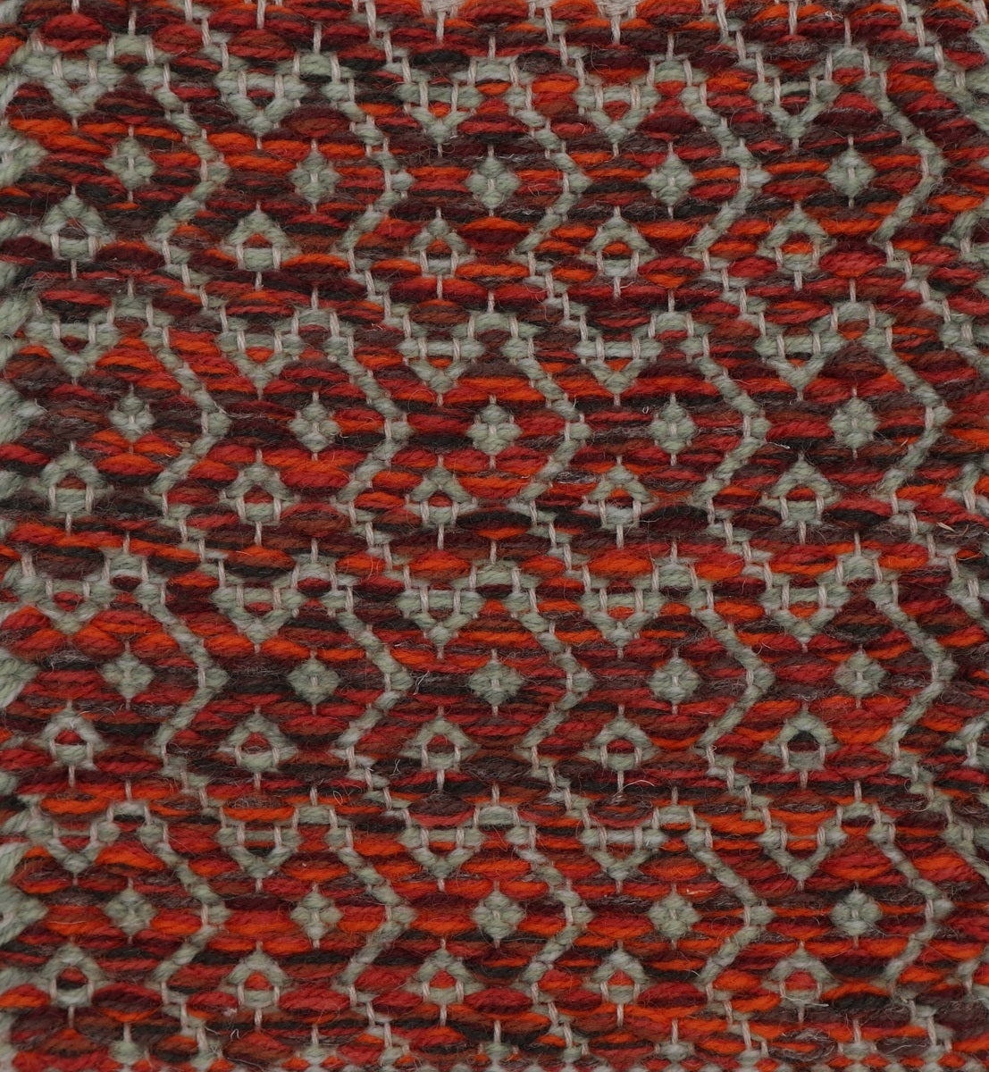 <p>Pisa, main red-black CH055, 8153, 8154, 6002, CH7878, 17, CH5226, 6005 inside brown CH016, 1025, CH033, 4015 on the natural yarn</p>