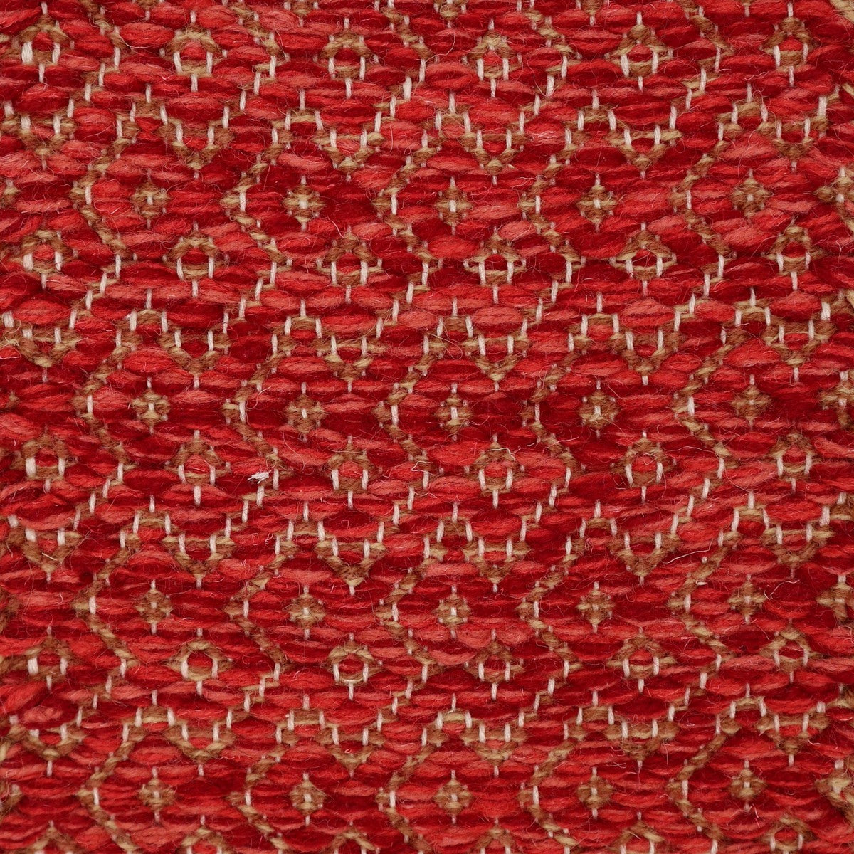 <p>Pisa, main red mix 8153, 8154, 3015, inside brown mix 8124, 6002, 6004 on the natural yarn</p>
