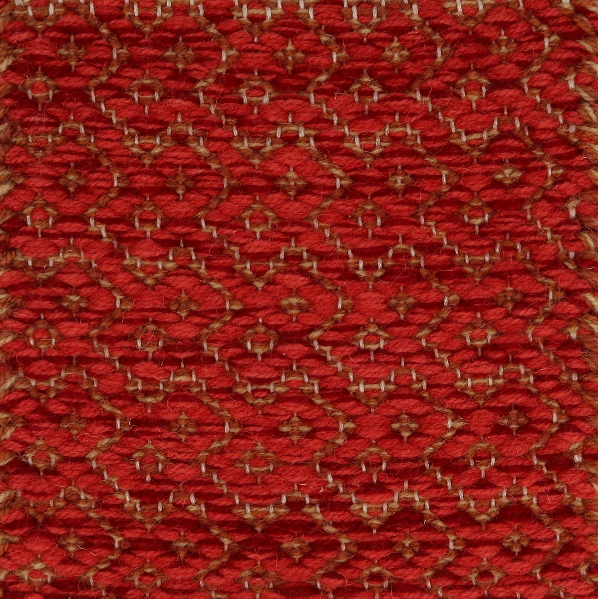 <p>Pisa, main red mix 8153, 8154, 3015, inside brown mix 8124, 6002, 6004 on the natural yarn</p>