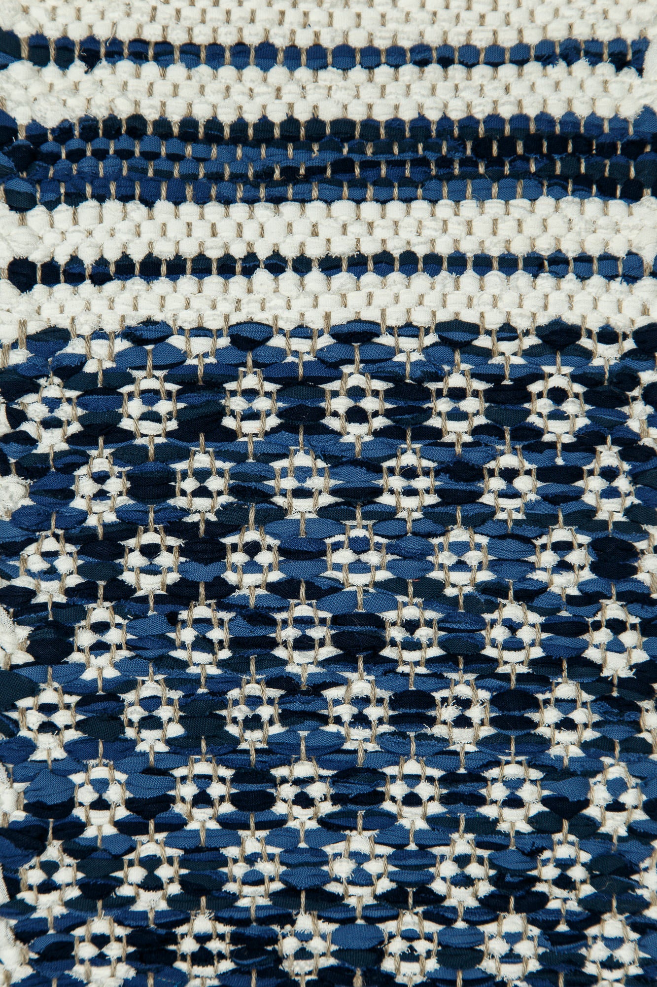 <p>Rosepath and Single Weave Striped, main blue mix 509, 510, 522, 534 inside white mix 101, 102, 104 on the natural yarn</p>