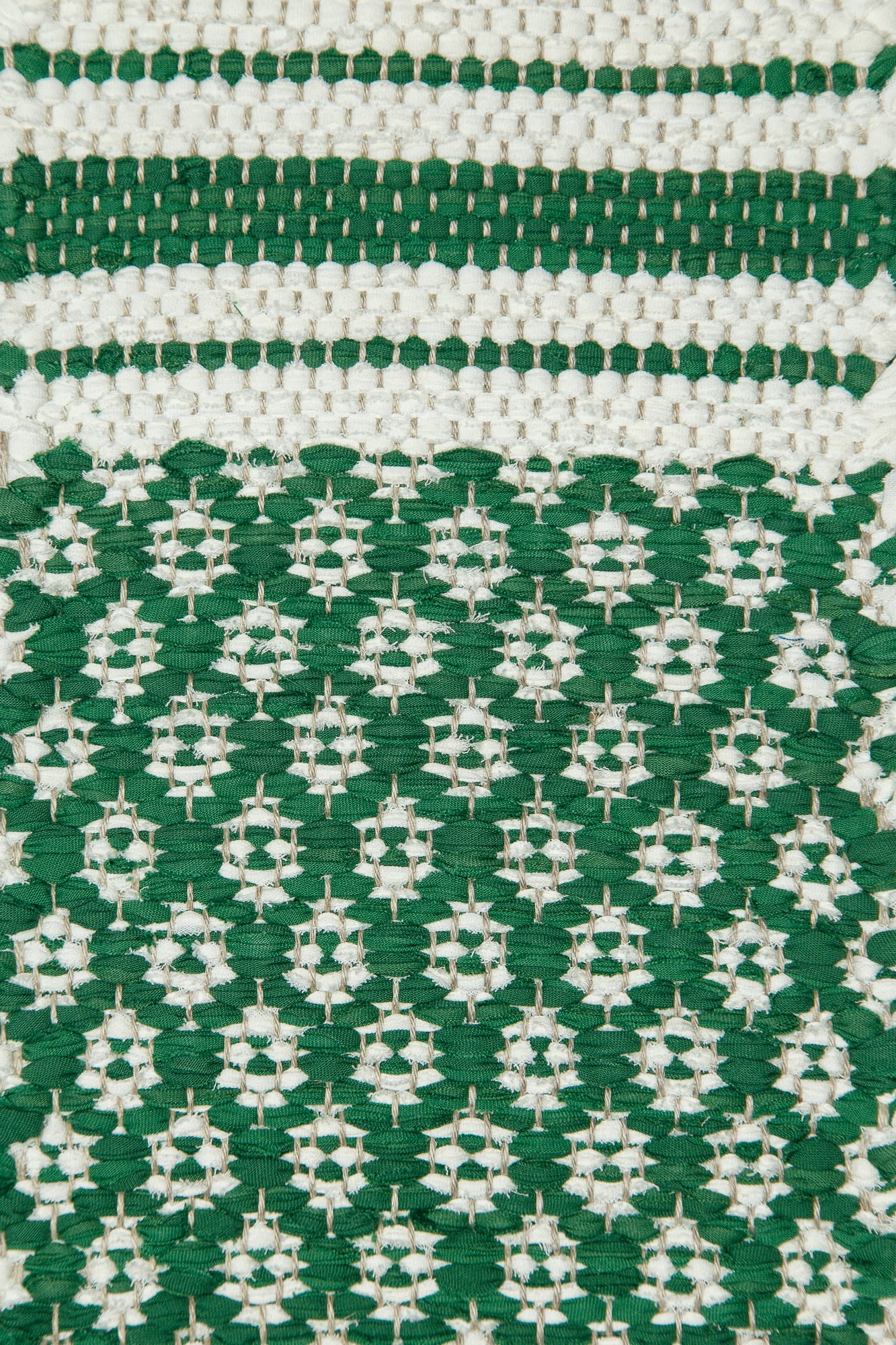 <p>Rosepath and Single Weave Striped, main green mix 448 (50%), 446, 447, inside white mix 101, 102 on the natural yarn</p>