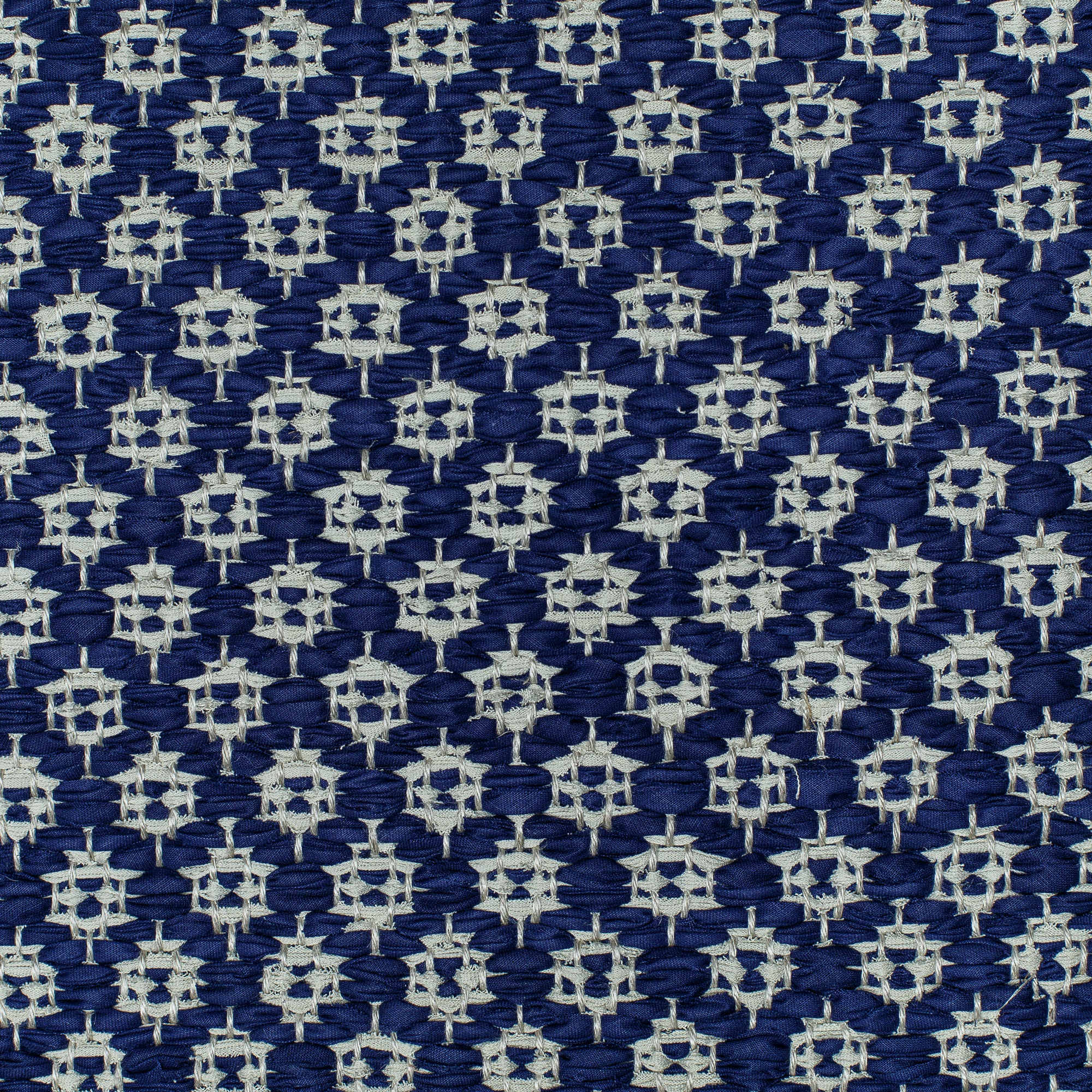 <p>Rosepath pos/neg, main dark blue 533, inside beige 2200 on the natural yarn</p>