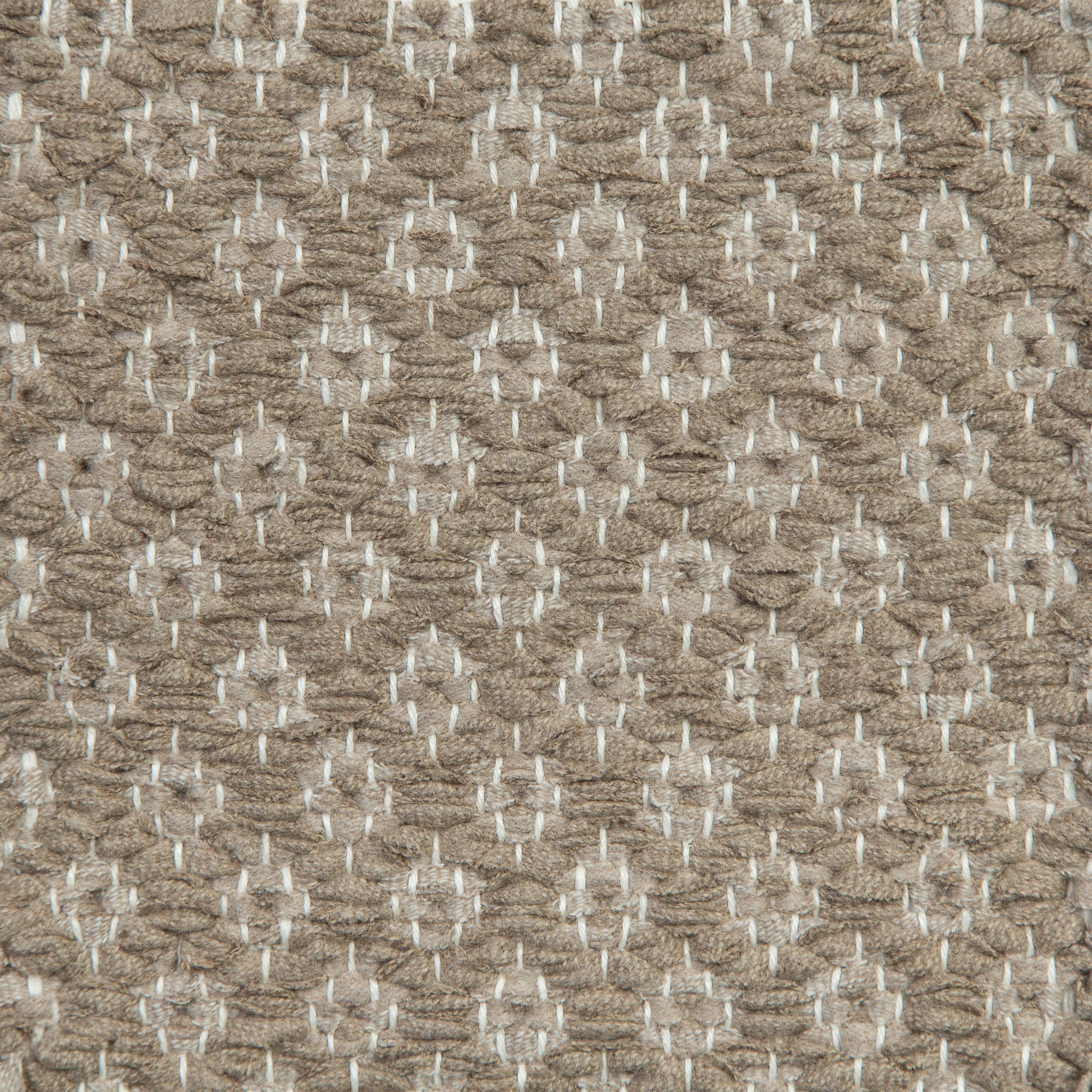 <p>Rosepath pos-neg, main dark beige 0197, inside beige mix 0401, 0477 on the white yarn</p>